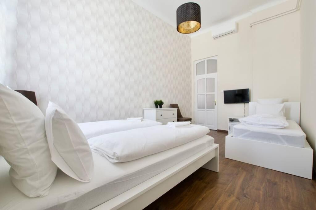 Premium Apartment By Hi5-Vaci Str. 3 Bedroom Budapest Esterno foto