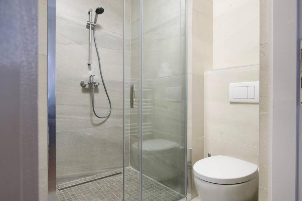 Premium Apartment By Hi5-Vaci Str. 3 Bedroom Budapest Esterno foto
