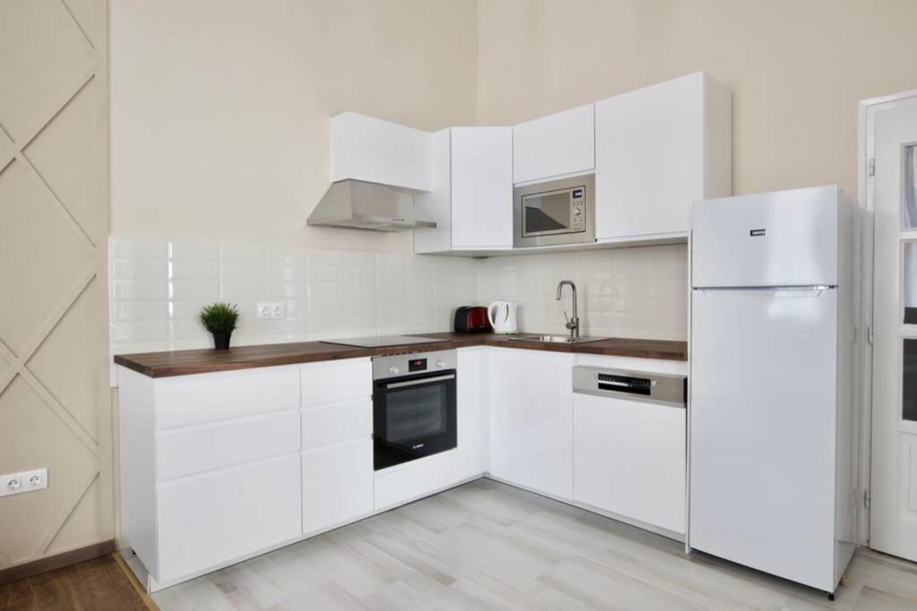 Premium Apartment By Hi5-Vaci Str. 3 Bedroom Budapest Esterno foto