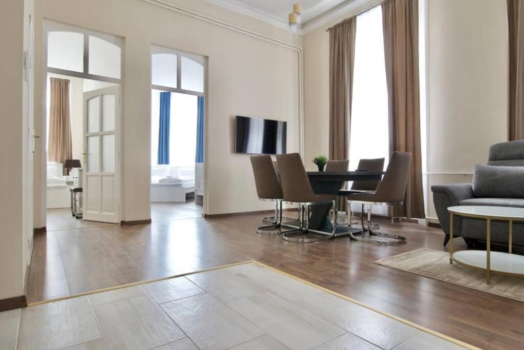 Premium Apartment By Hi5-Vaci Str. 3 Bedroom Budapest Esterno foto