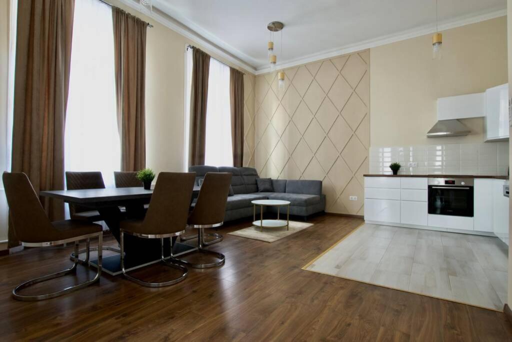 Premium Apartment By Hi5-Vaci Str. 3 Bedroom Budapest Esterno foto