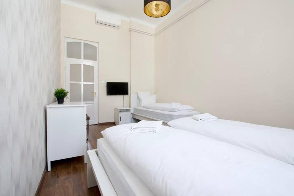 Premium Apartment By Hi5-Vaci Str. 3 Bedroom Budapest Esterno foto