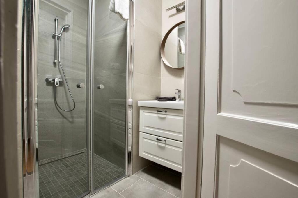Premium Apartment By Hi5-Vaci Str. 3 Bedroom Budapest Esterno foto