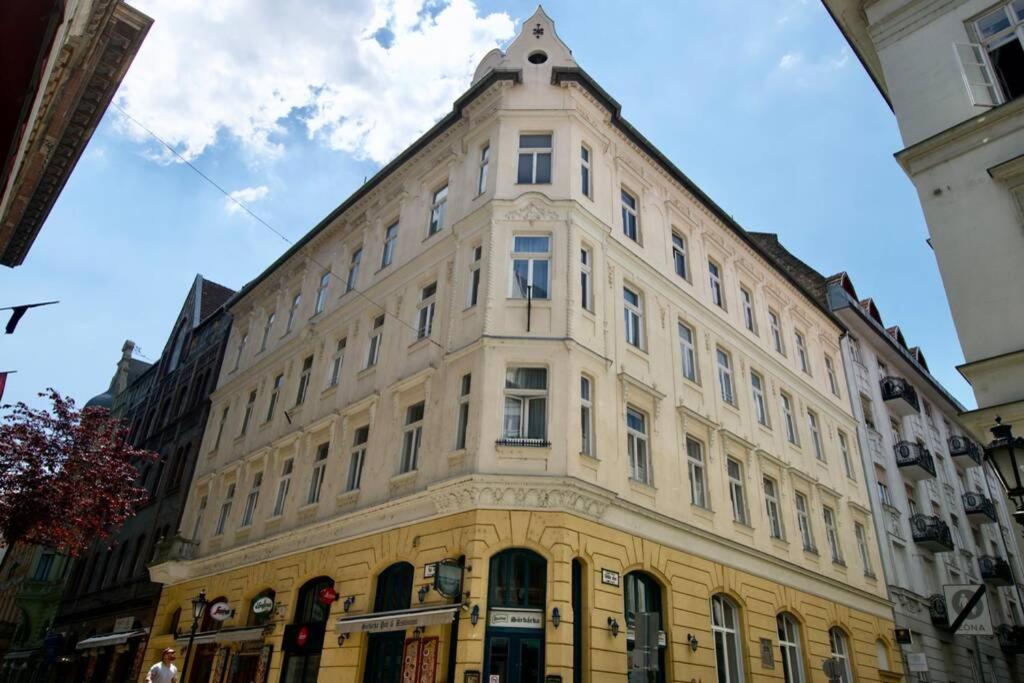 Premium Apartment By Hi5-Vaci Str. 3 Bedroom Budapest Esterno foto