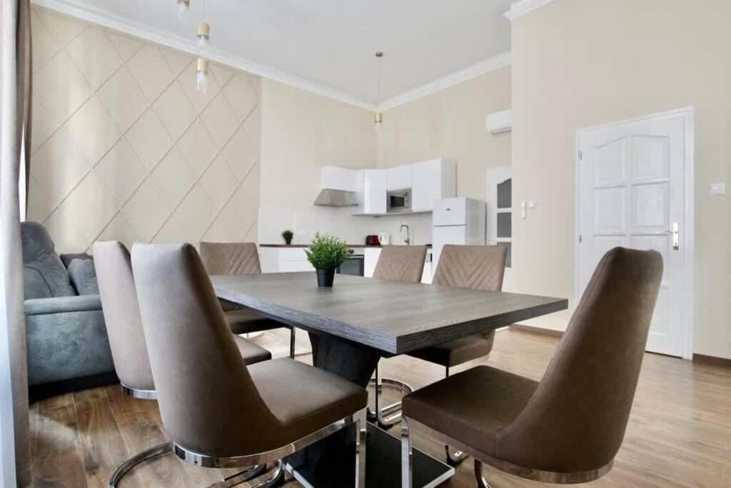 Premium Apartment By Hi5-Vaci Str. 3 Bedroom Budapest Esterno foto