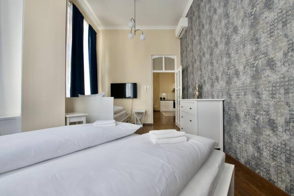Premium Apartment By Hi5-Vaci Str. 3 Bedroom Budapest Esterno foto